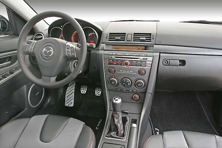 El volante de cuero y los pedales de aluminio son de serie. Está muy bien equipado