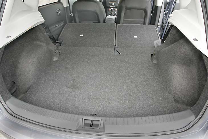 Excelente maletero base de 485 litros, ampliables.