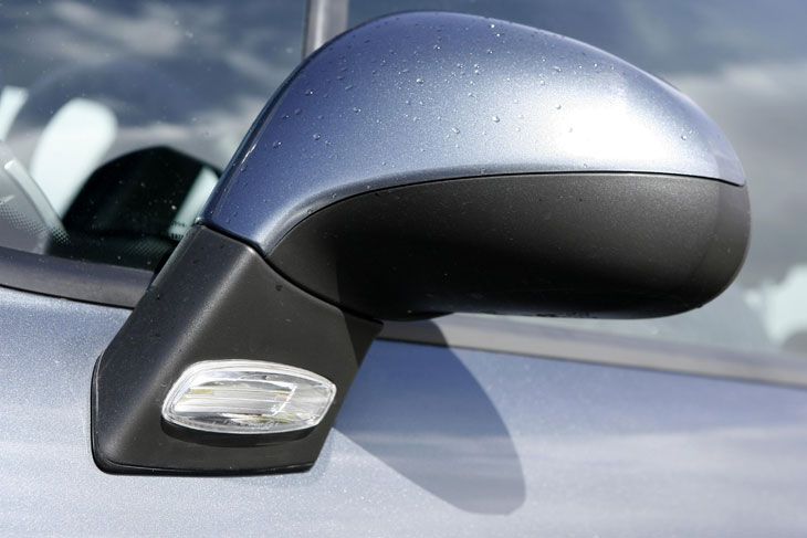 Tetalle del retrovisor exterior de Peugeot 207