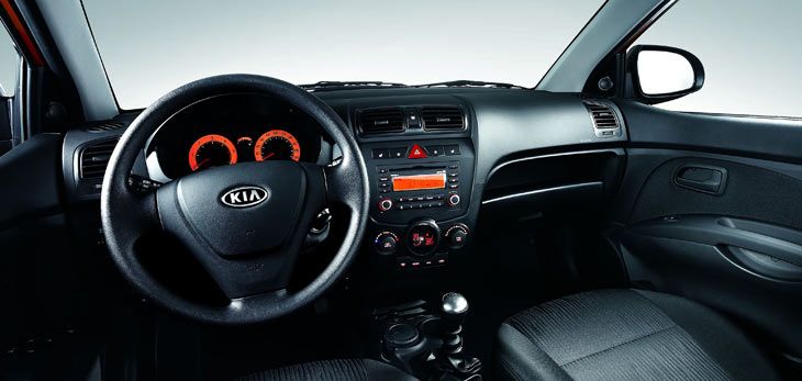 El cuadro de instrumentos tiene iluminación anaranjada.