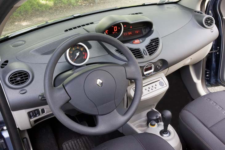 El volante, ahora con reglaje de altura, está más vertical y el conductor se encuentra mejor integrado que en el viejo Twingo