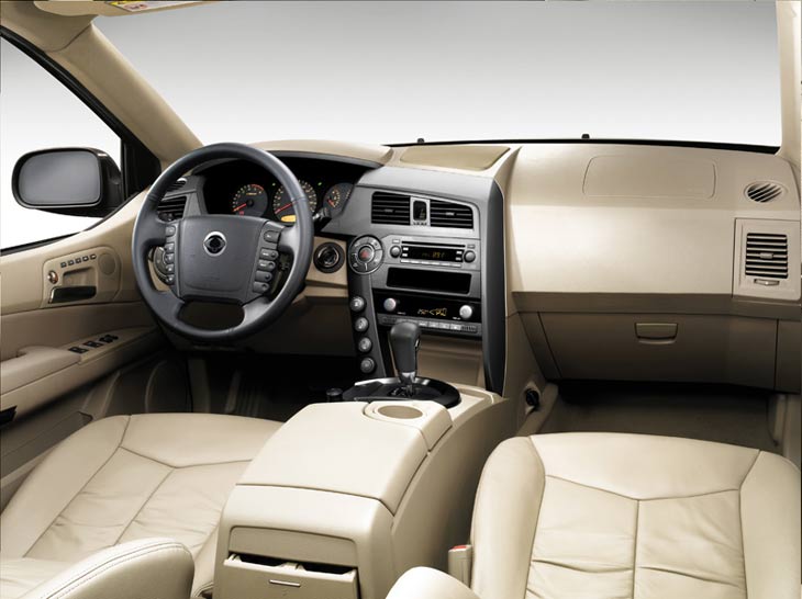 Nuevos colores de interior en beige. Desaparece el gris anterior.
