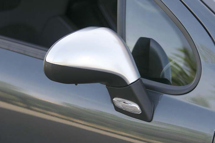 En el exterior de este Peugeot 207, múltiples detalles distinguen a la versión RC de las demás de la gama