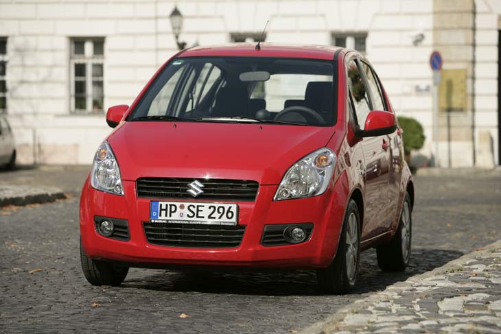 Es un coche compacto con formas redondeadas