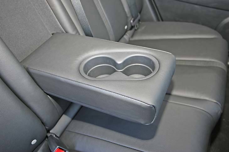 La calidad percibida es buena y el refinamiento está acentuado por la tapicería de cuero de serie.