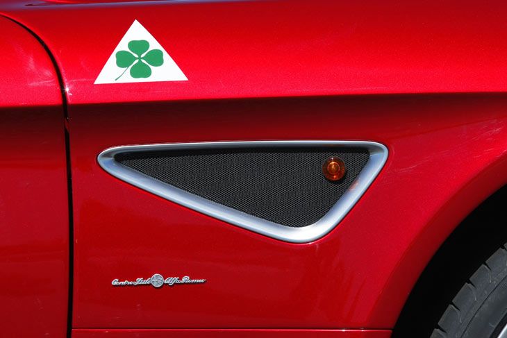 El 8C exhibe en su lateral el símbolo utilizado en ocasiones por Alfa para identificar a sus modelos más deportivos.