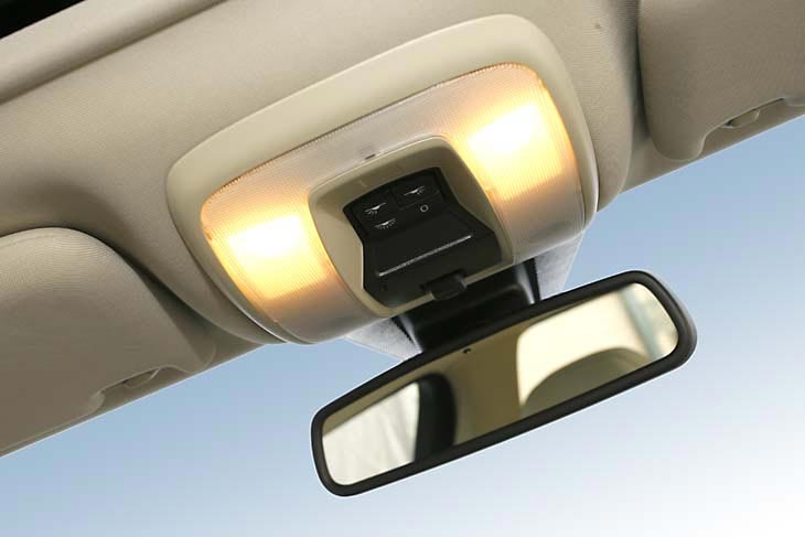 El acabado es impecable y la disposición de los mandos, tanto por su emplazamiento como por su tamaño favorece un accionamiento muy intuitivo