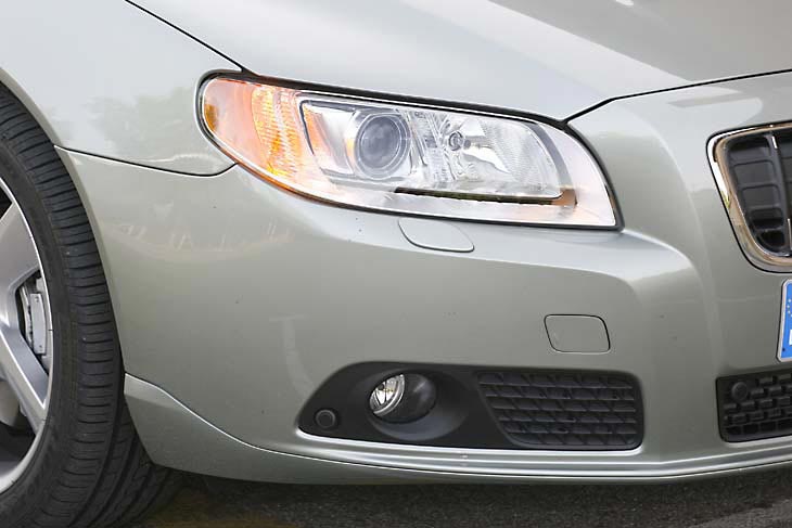 Exteriormente, los cambios en el diseño y en los contornos de la  carrocería son bastante continuistas