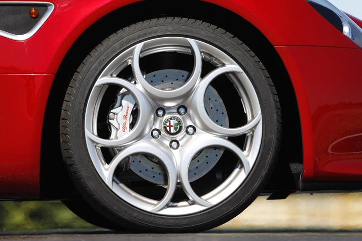 Gracias a la rigidez de la fibra de carbono los esfuerzos transmitidos por los enormes neumáticos no retuercen su estructura.