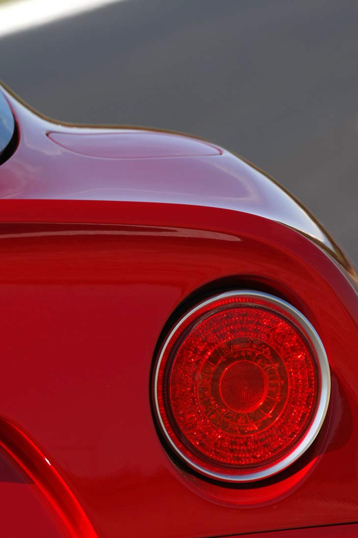 El 8C es como un felino agazapado, como esos caballos de carreras que están ansiosos por liberar toda la energía de su musculatura.