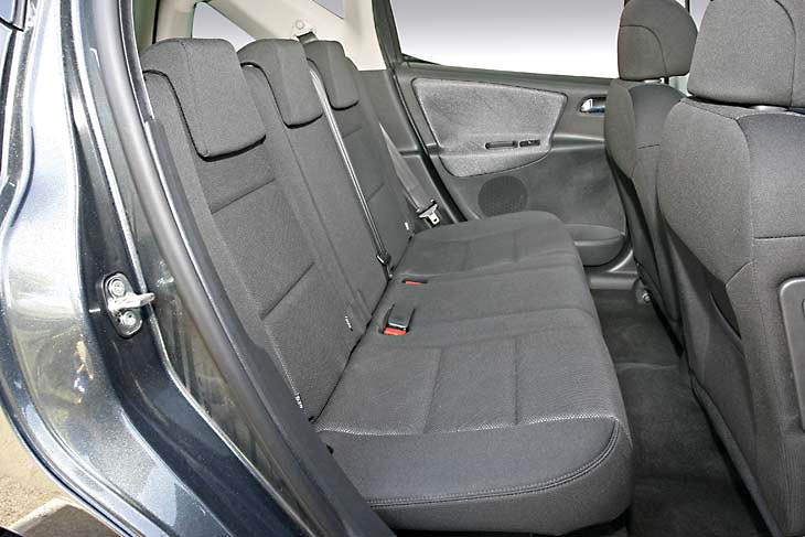 Las plazas traseras se beneﬁcian del diseño de esta carro-cería familiar, con una altura libre al techo mejorada.