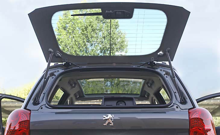 Al maletero se puede acceder levantando el portón trasero o sólo el cristal.