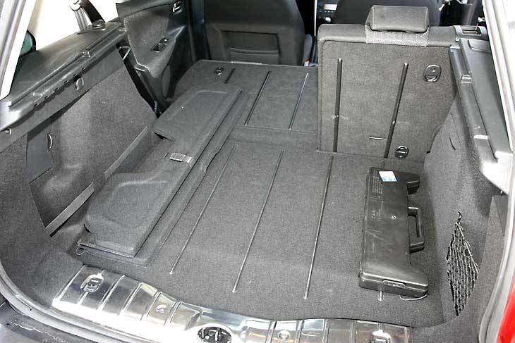 La combinación del portón trasero con los respaldos abatibles y el piso plano permite disponer de una amplia superﬁcie de carga.