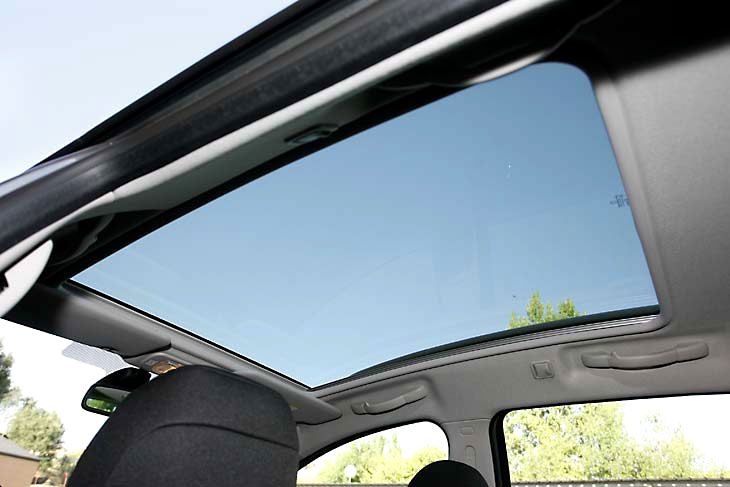 La visibilidad parece mejorar por una banqueta más elevada y por la prolongación del techo por detrás de la cabeza de los pasajeros.