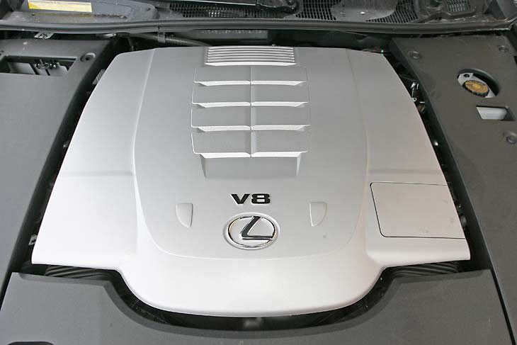 Con casi 400 CV, este V8 firmado por Lexus empuja una barbaridad, con una suavidad exclusiva.