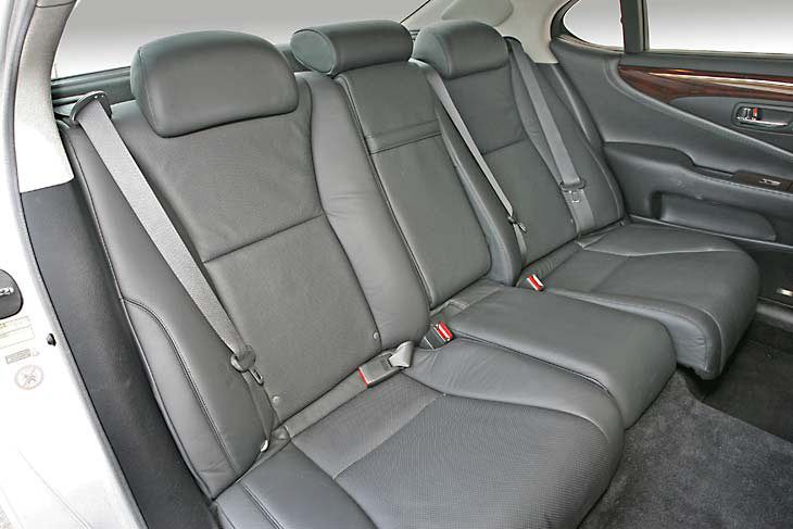 Cualquier plaza es buena para acomodarse en este coche; los asientos disponen de multitud de reglajes.