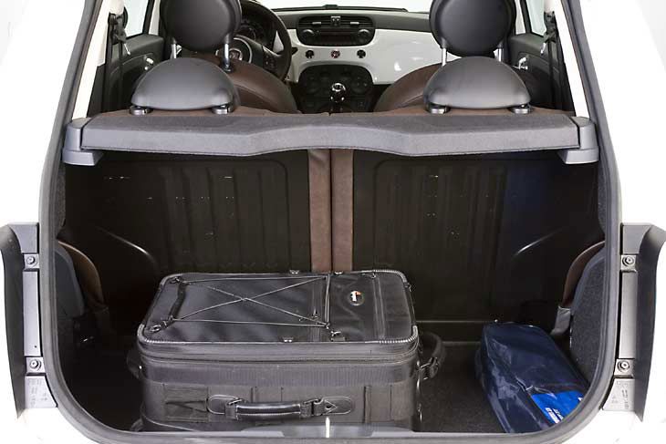 El maletero tiene una capacidad razonable y se puede ampliar abatiendo los respaldos traseros.