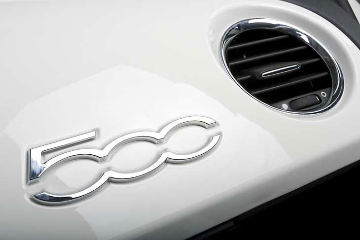 El salpicadero está definido con el mismo estilo que el exterior, con la bada central simulando la chapa de la carrocería.