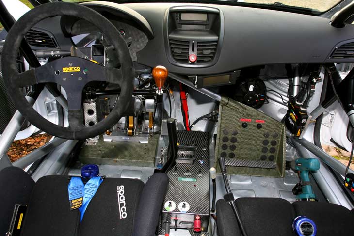 Típico de un coche de carreras, el habitáculo sólo cuenta con lo necesario, con una terminación típica de un vehículo oficial.