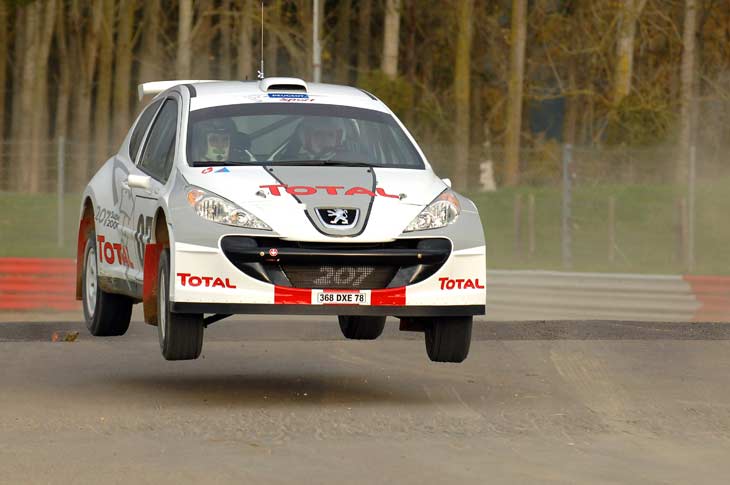 En el Mundial de Rallyes o el IRC, el coche deberá correr en tierra, para lo que Peugeot también ha desarrollado un kit específico de suspensión.