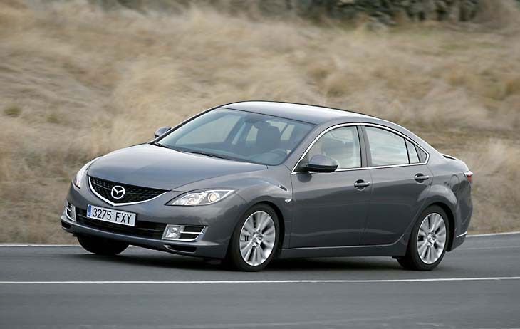 El control de estabilidad y tracción o el equipo de airbag son de serie.