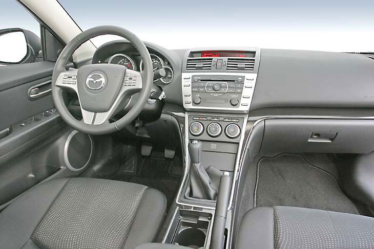 En marcha se acusa la firmeza de la suspensión; la sonoridad mecánica es baja pero hay un continuo ruido de rodadura en las plazas traseras.