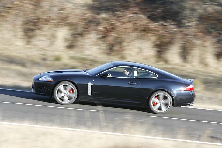 La elegancia del Jaguar XK gana deportividad en esta versión R.