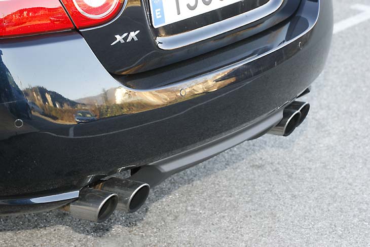El sonido de escape del XKR vuelve cabezas a su paso. En el interior apenas se aprecia.