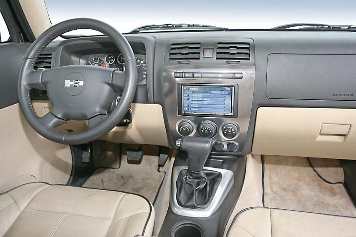 El salpicadero está cubierto por superficies rígidas, no muy vistosas pero sí resistentes al trato duro.