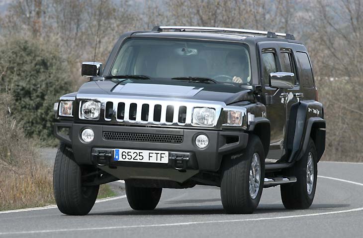 El H3 hay que conducirlo por asfalto al son de un chasis alto y pesado.