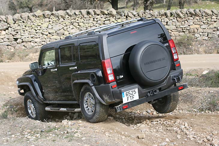 El eje rígido posterior garantiza largos recorridos de suspensión y buena motricidad en pasos abruptos.