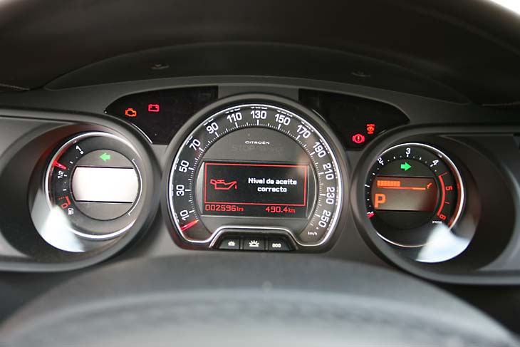 El movimiento periférico de las agujas permite aumentar la superficie destinada a información en el tablero del Citroën.