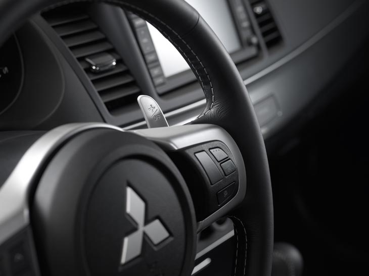 La transmisión automática SST equipa de serie levas de magnesio tras el volante.