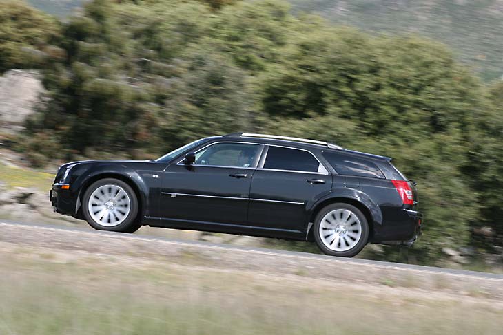 La nueva versión SRT refuerza el imponente aspecto del 300C Touring.
