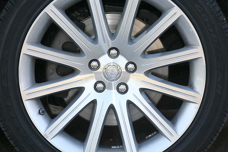 Nuevas e imponentes llantas de 20". Emplea neumáticos de medida 245/45.