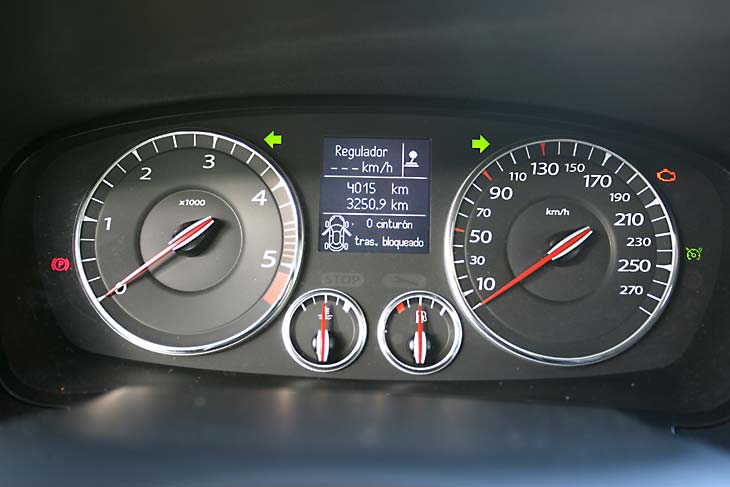 El tablero de instrumentos posee indudable carácter deportivo.