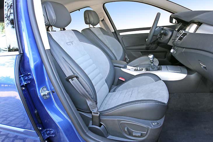 Los asientos son excepcionales, tan cómodos como envolventes.