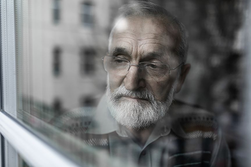 Los pensamientos negativos podrían vincularse con las primeras fases de la enfermedad de Alzheimer. iStock