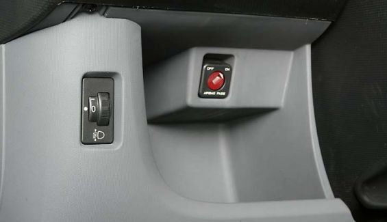 La desconexión para el airbag de acompañante, cerca del conductor.