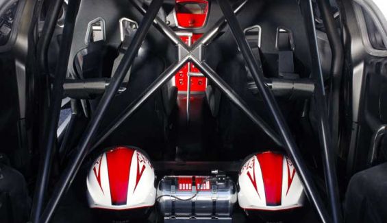 Así, ya ha preparado su chasis monocasco y su arco de jaula tubular para perservar el espacio vital de los pilotos. Así, ya ha preparado su chasis monocasco y su arco de jaula tubular para perservar el espacio vital de los pilotos.