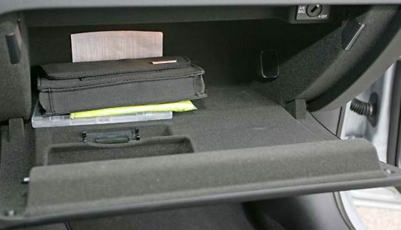 La guantera es bastante amplia e incluye el desconectador del airbag del acompañante.