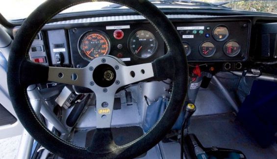 El volante deportivo está más alto de lo normal. El volante deportivo está más alto de lo normal.