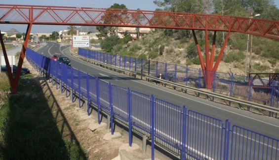 N-340 Alicante. Una única pasarela para peatones en una travesía de mucho tránsito.