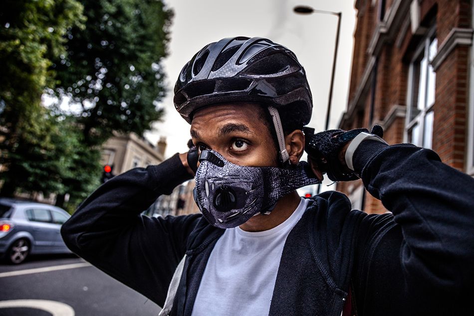 Practicar deporte intenso con mascarilla puede tener algunos riesgos. iStock