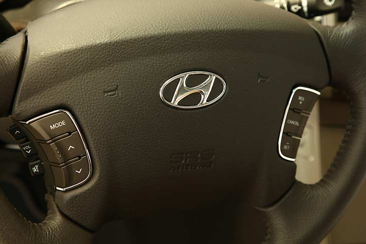 Todos los Hyundai Sonata cuentan con mandos e el volante.
