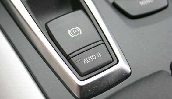 El freno de mano en el X6 es automático.