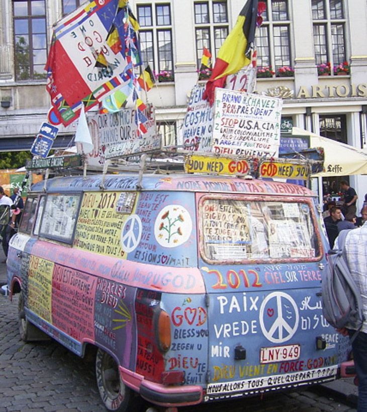 El movimiento hippie convirtio al VW Bully en su vehículo Flower Power, un símbolo más de su ideología.