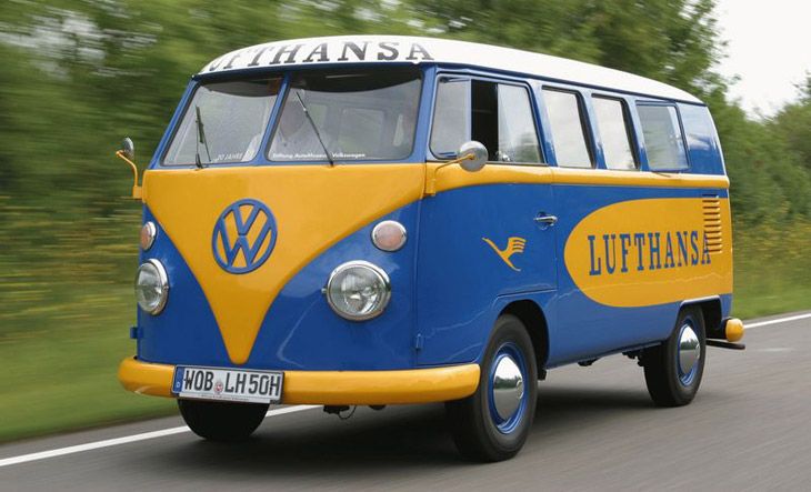 La compañía aérea alemana Lufthansa utilizó durante varios años el VW Type 2 como medio de transporte en tierra.