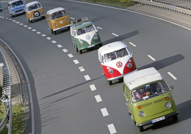 Caravana de VW Bully y Transportes yendo hacia Hannover.
