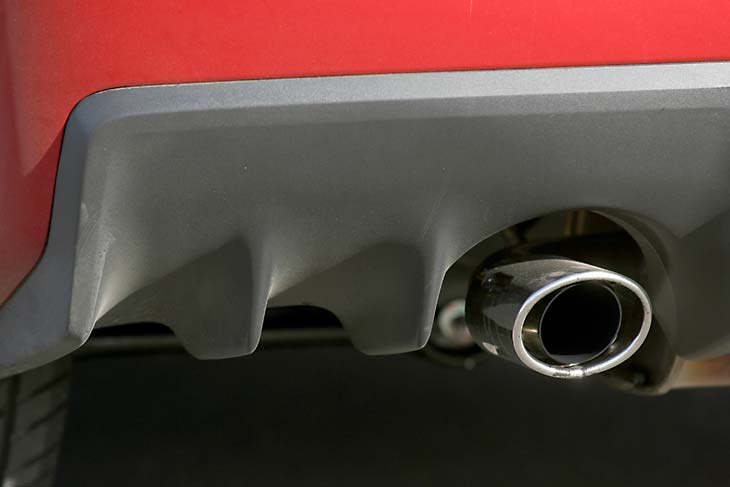 Cuenta con un difusor trasero que, además, le da una presencia imponente.